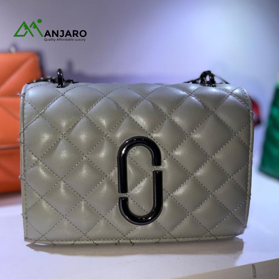 Quilted Grey Crossbody Bag – Stylish, Lightweight & Versatile Everyday Essential